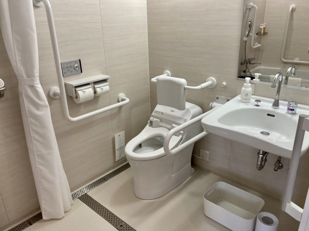 『レムプラス神戸三宮』ユニバーサルルームのトイレと洗面台