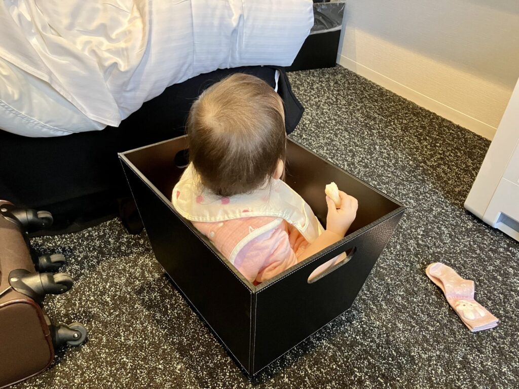 箱に入ってテレビを見る娘