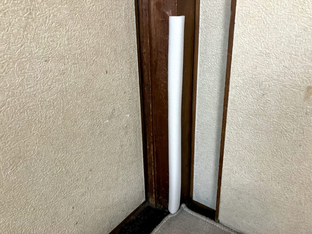 部屋の柱に貼られたコーナーガード