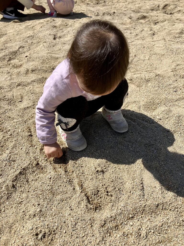 野添北公園の砂場でお絵描きする娘