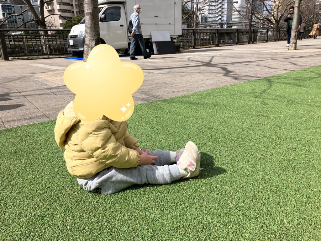 五反田ふれあい水辺広場で遊ぶ娘