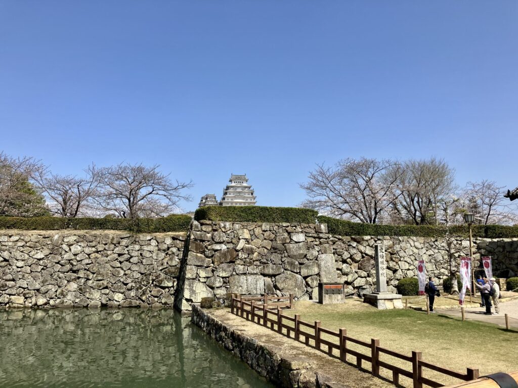 堀の外から見た姫路城