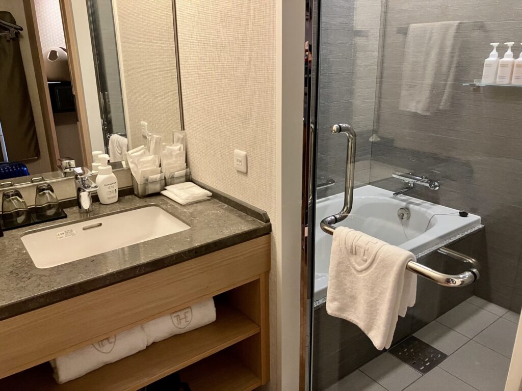 ザロイヤルパークホテル京都梅小路西の洗面所とバスルーム