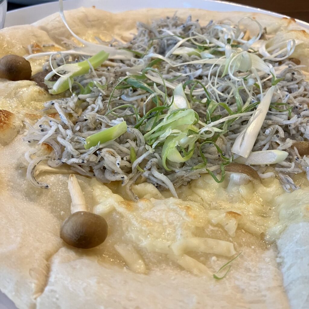 京野菜レストラン梅小路公園のしらすピザ