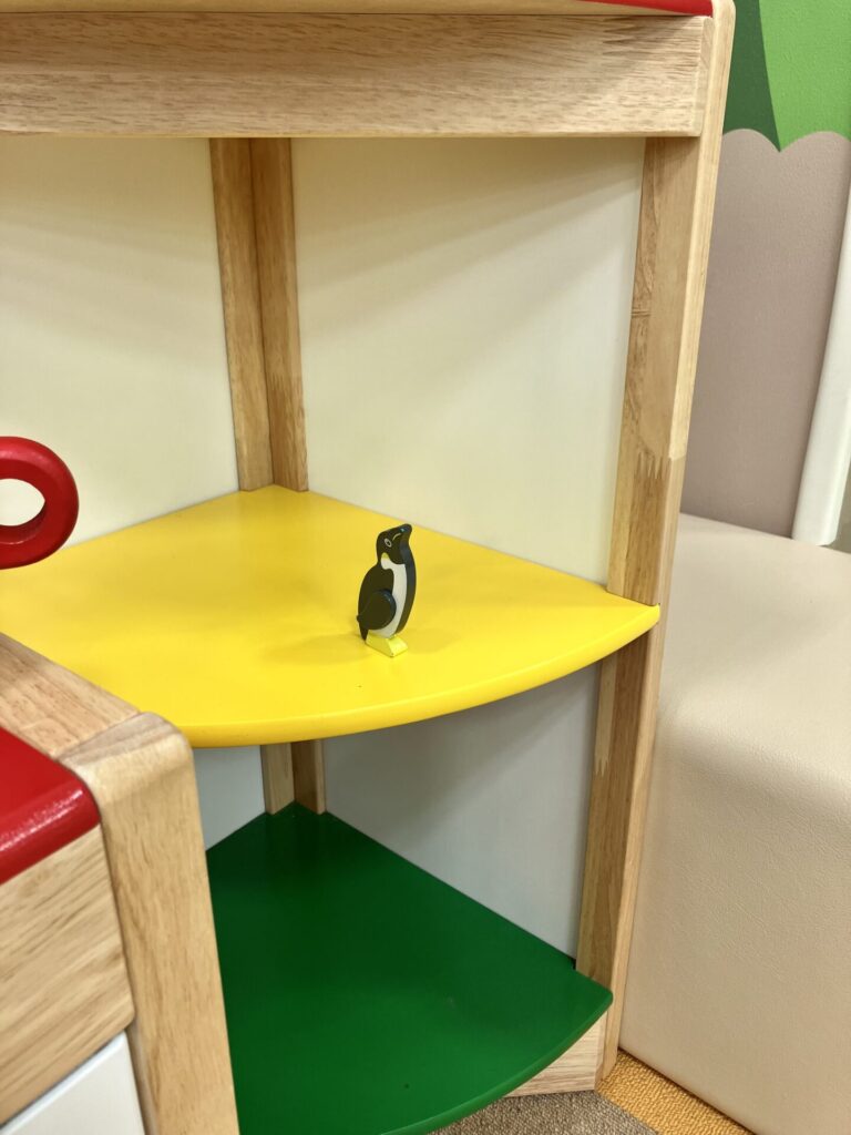 おままごとコーナーの棚の上に置かれたペンギンのおもちゃ
