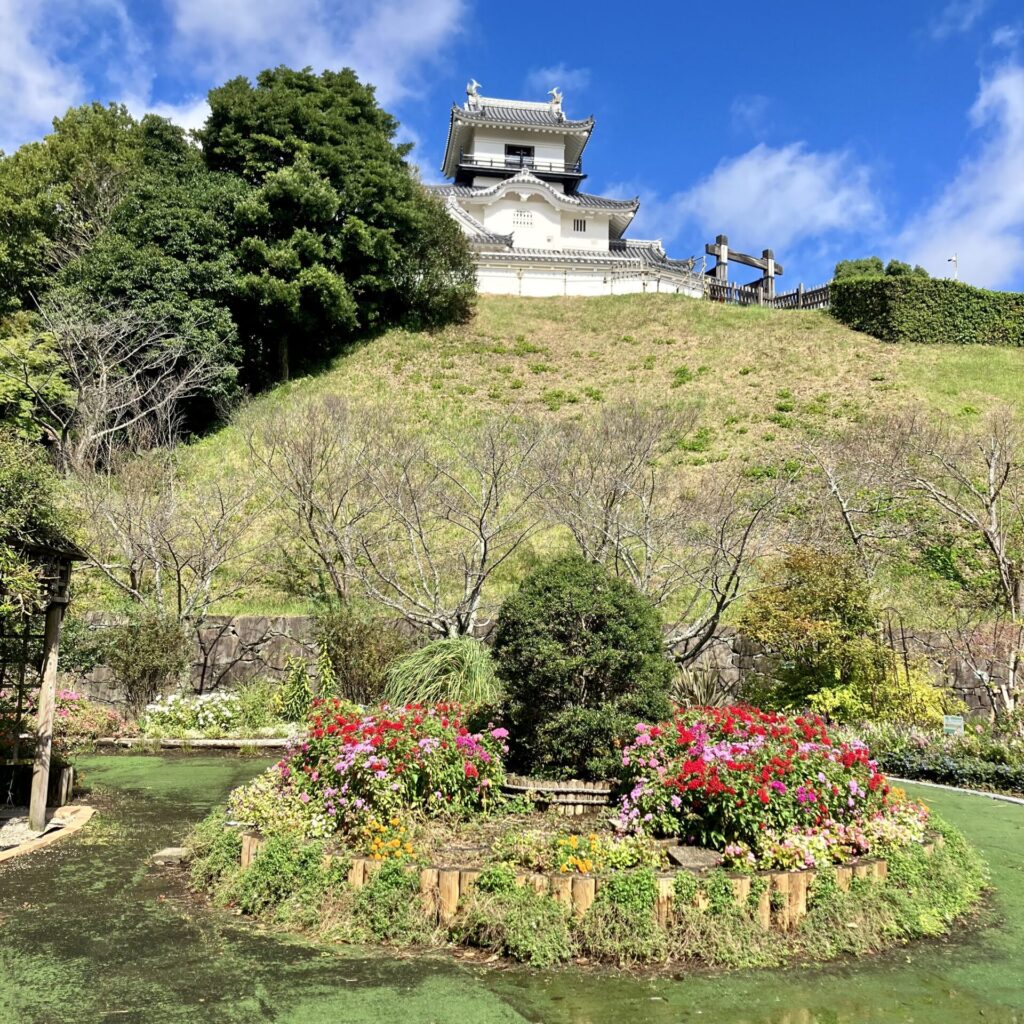 花広場から見上げた掛川城