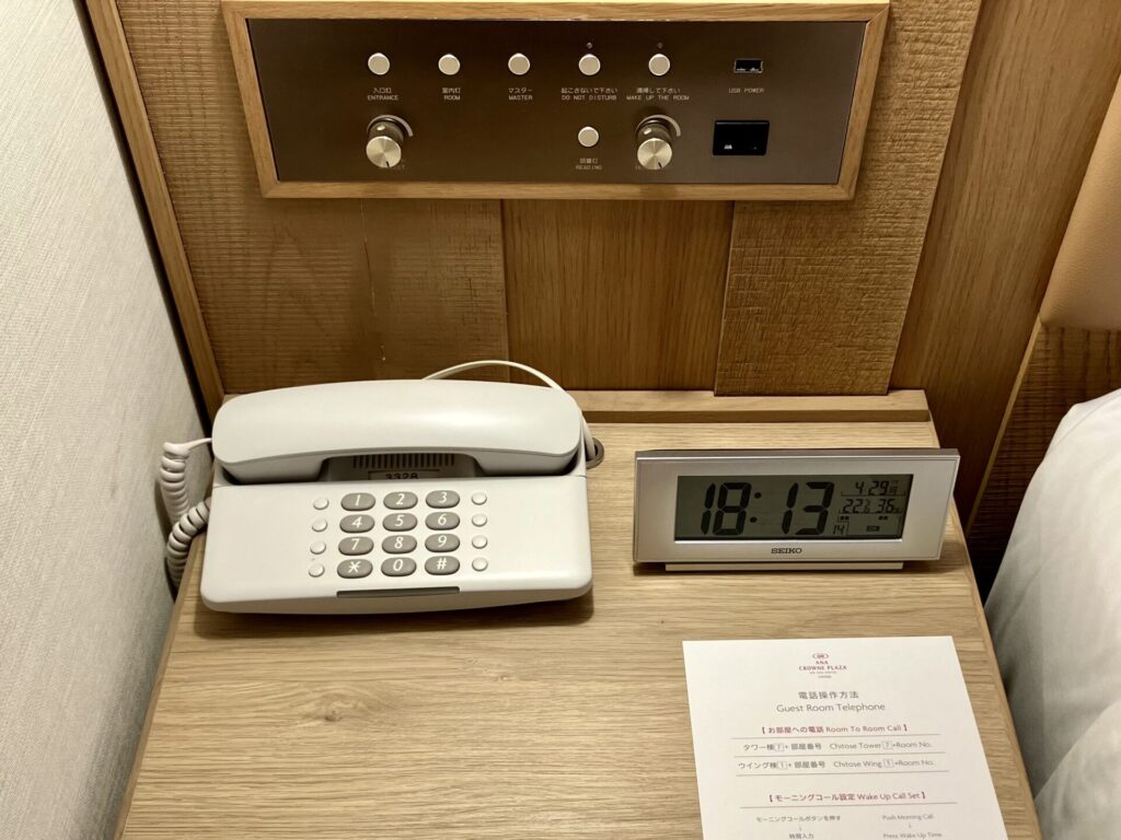 ANAクラウンプラザホテル千歳のベッドサイドテーブルに置いてあるもの