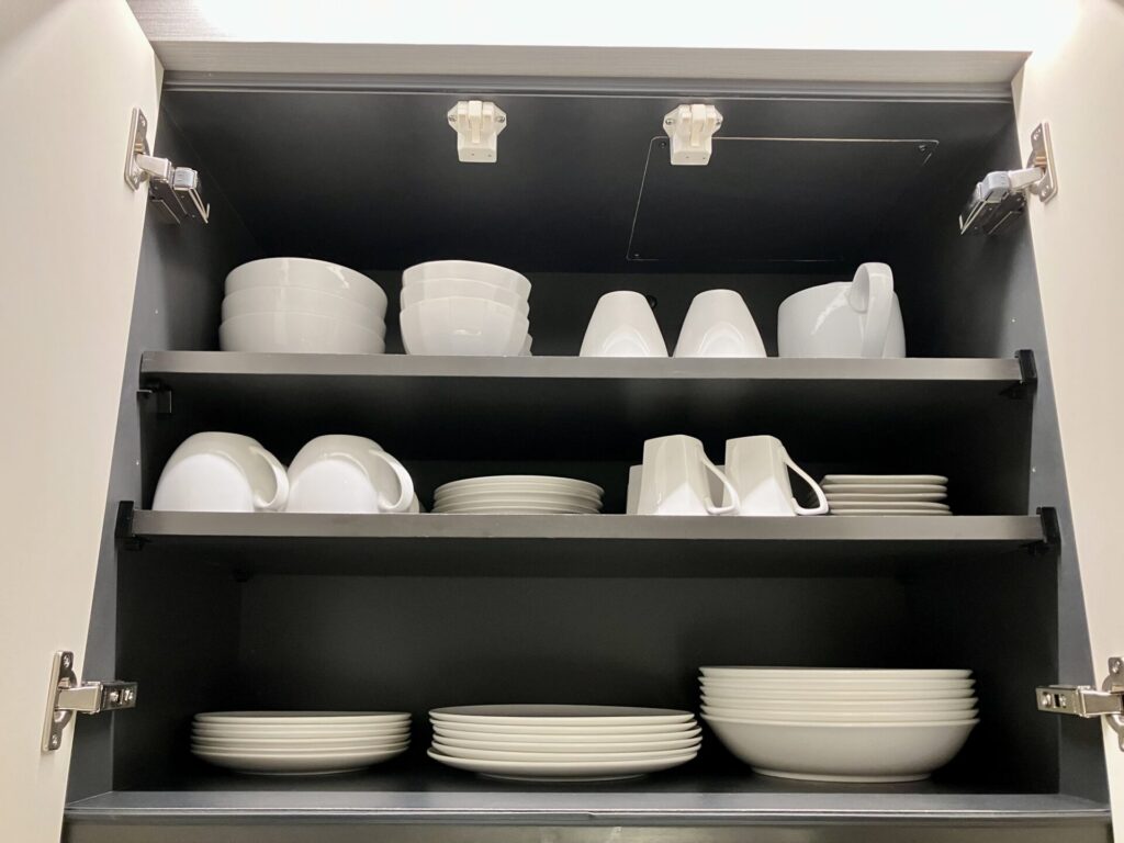食器棚の中にお皿やマグカップが置いてある様子