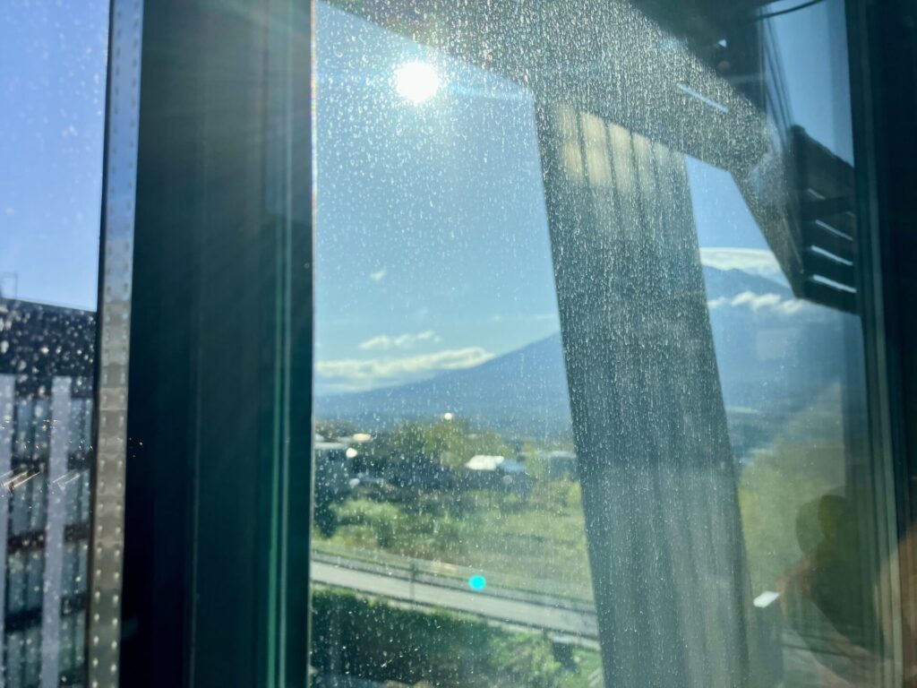 部屋の窓から見える羊蹄山