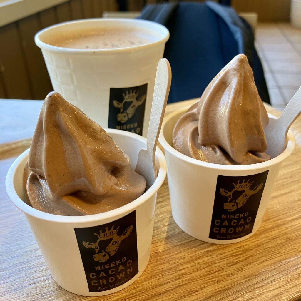 チョコレートソフトクリームとホットチョコレート