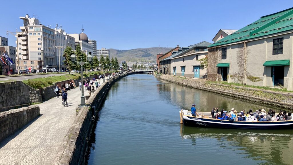小樽運河に船が浮かんでいる画像