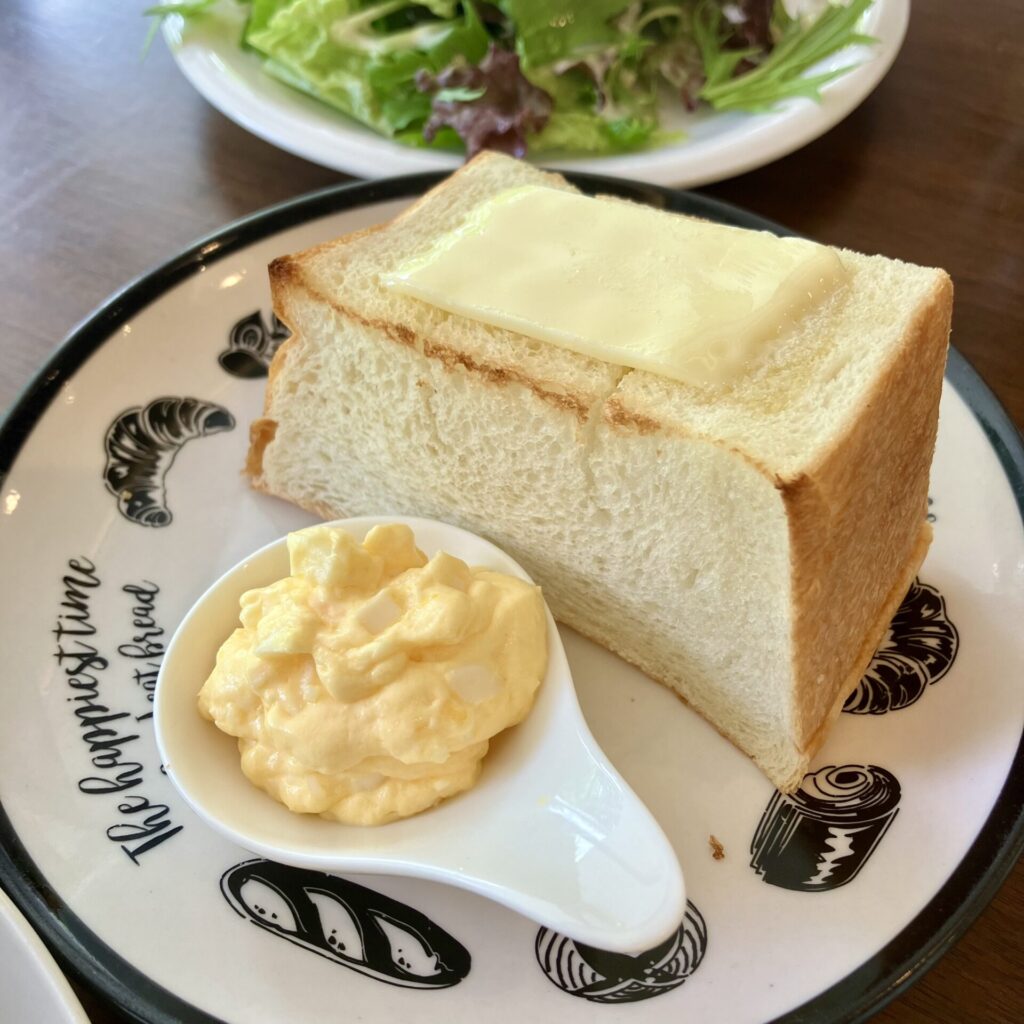 トーストと卵サラダ