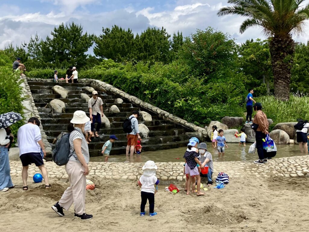 帆船遊具の近くにある水遊びば