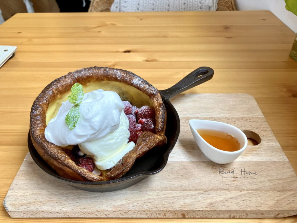 クリームチーズとベリーのダッチベイビーパンケーキ