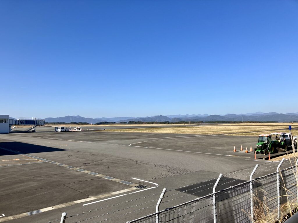 石雲院展望デッキへ向かう道から見える滑走路