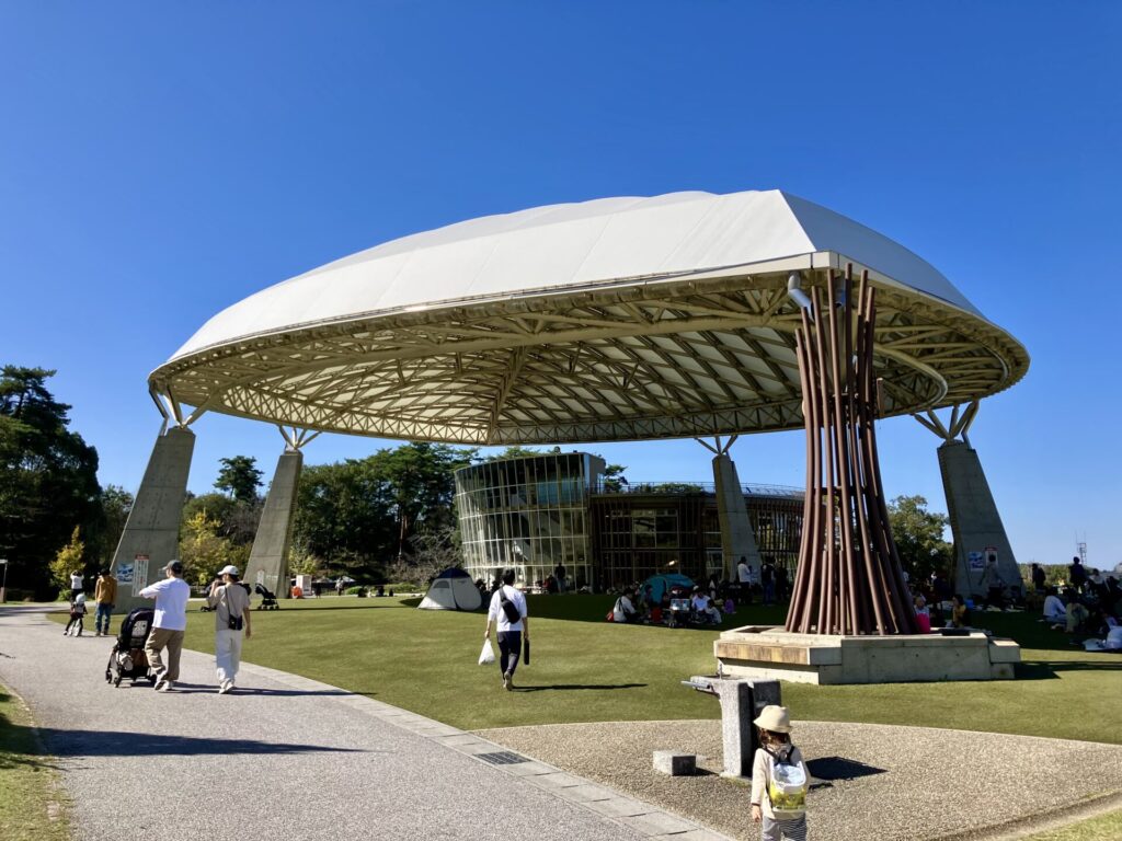 鞍ヶ池公園の芝生とピクニックをする人々