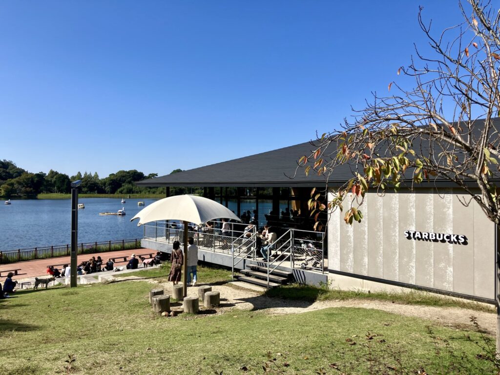 鞍ヶ池公園のスターバックス