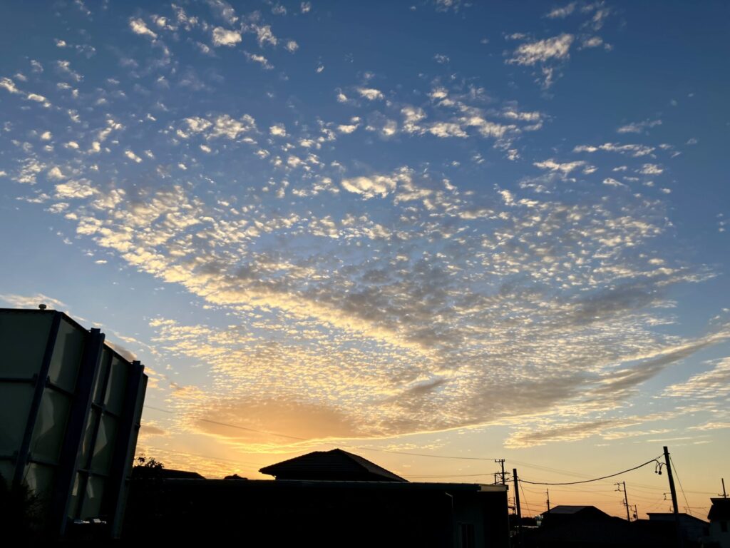 秋の夕焼けに雲が漂っている様子