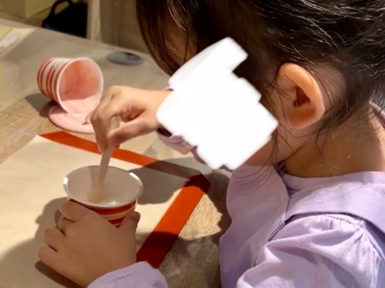 食品サンプル作りをする娘