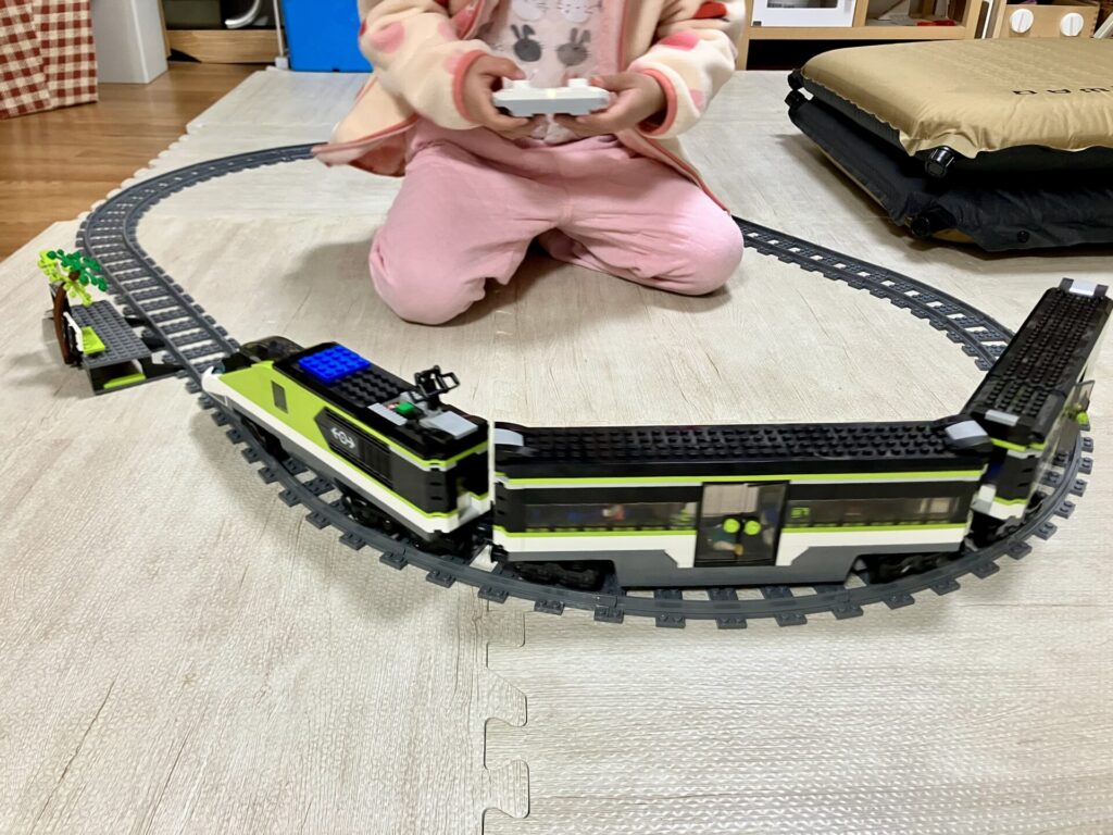 リモコンで「シティ急行」を動かしている様子