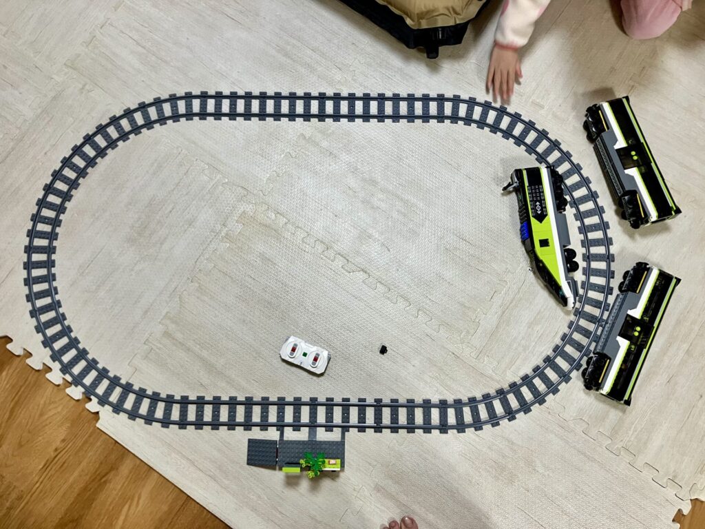 繋げられたレールと駅