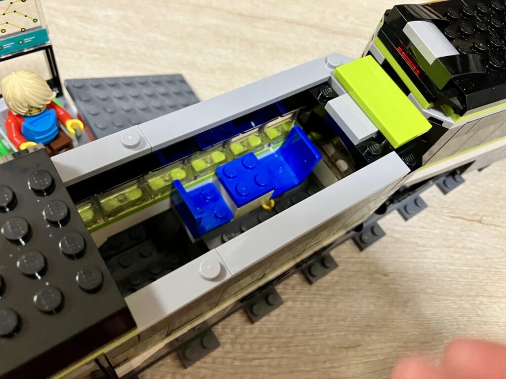 「シティ急行」3両目のシート座席