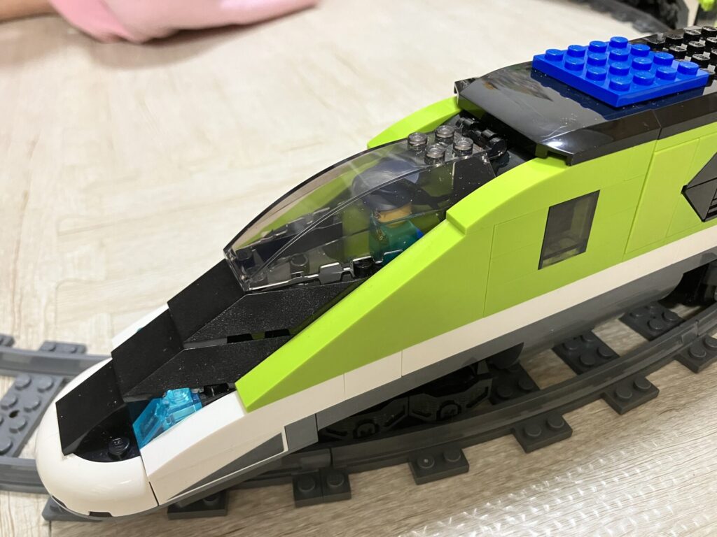 「シティ急行」の先頭車両に座る運転手