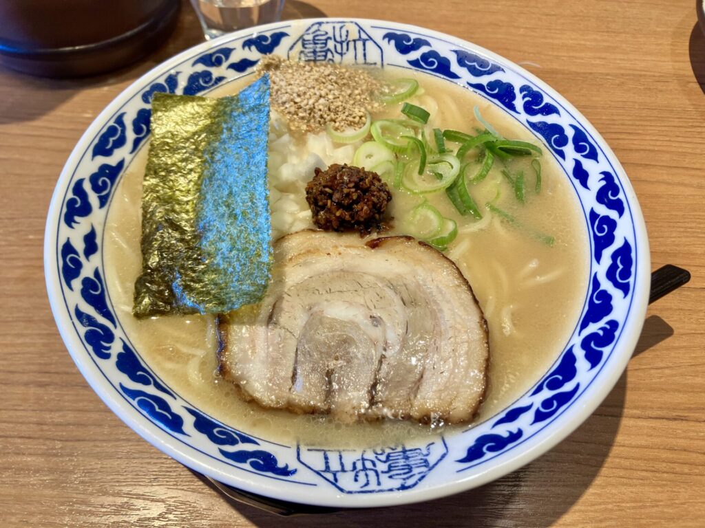 テーブルの上に置かれたラーメン