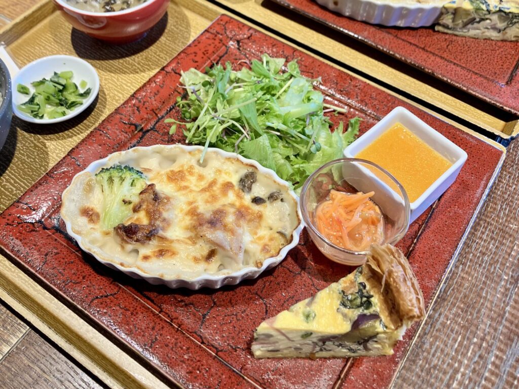 テーブルの上に置かれたグラタン定食