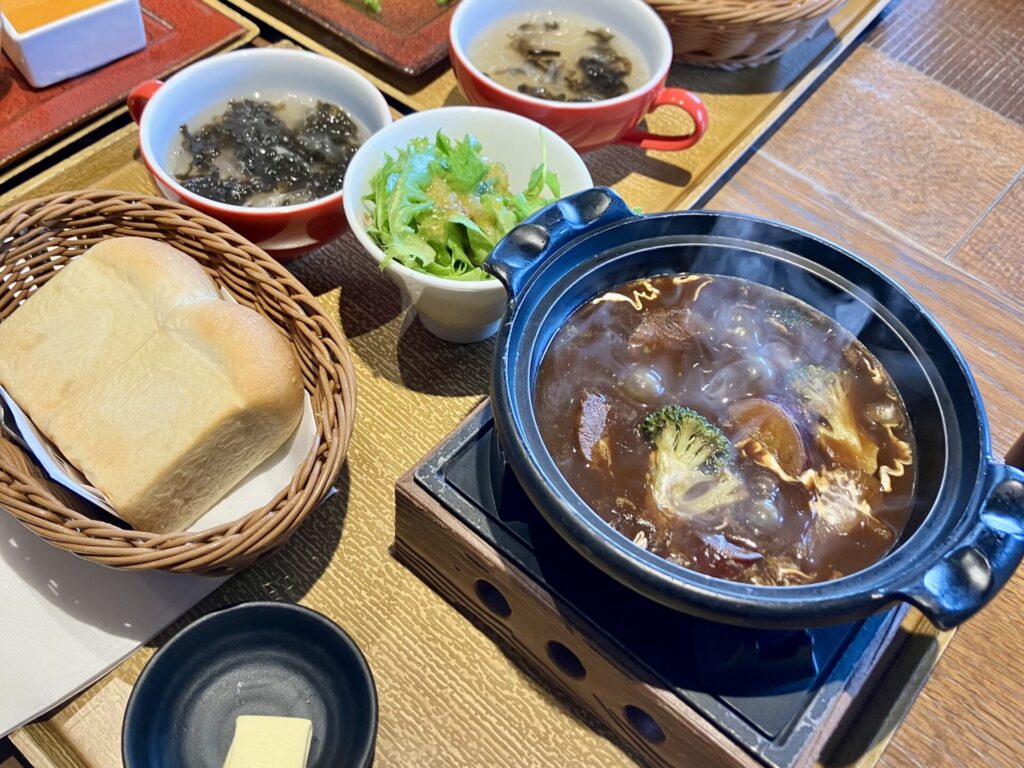 テーブルの上に置かれたビーフシチュー