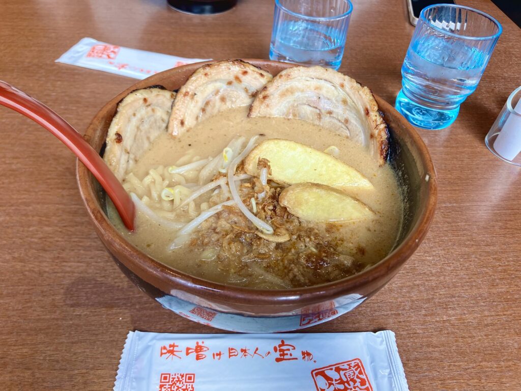 テーブルに置かれた「味噌漬け炙りチャーシュー麺」