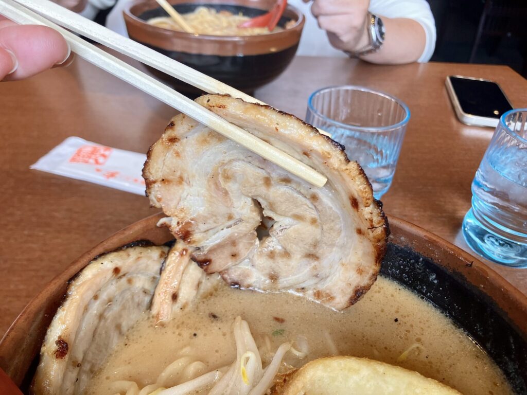 お箸でチャーシューを持ち上げている様子