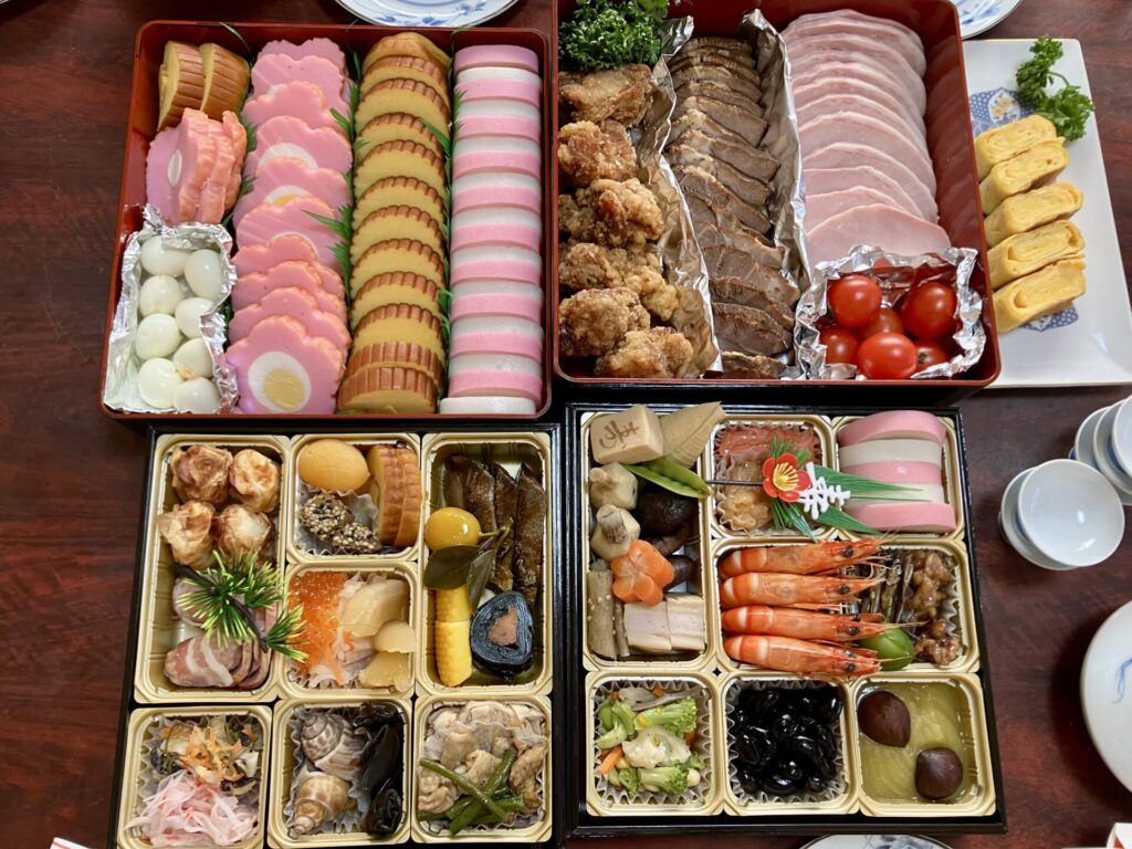 テーブルの上に置かれた実家のおせち